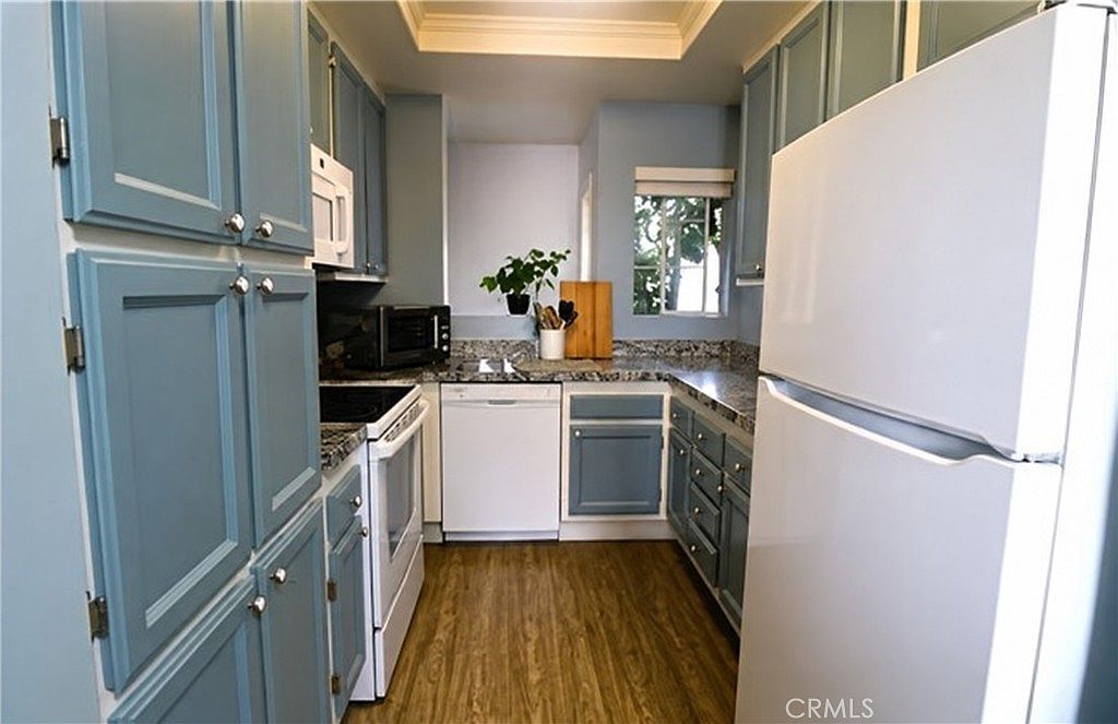 512.5 Dahlia Ave photo 3