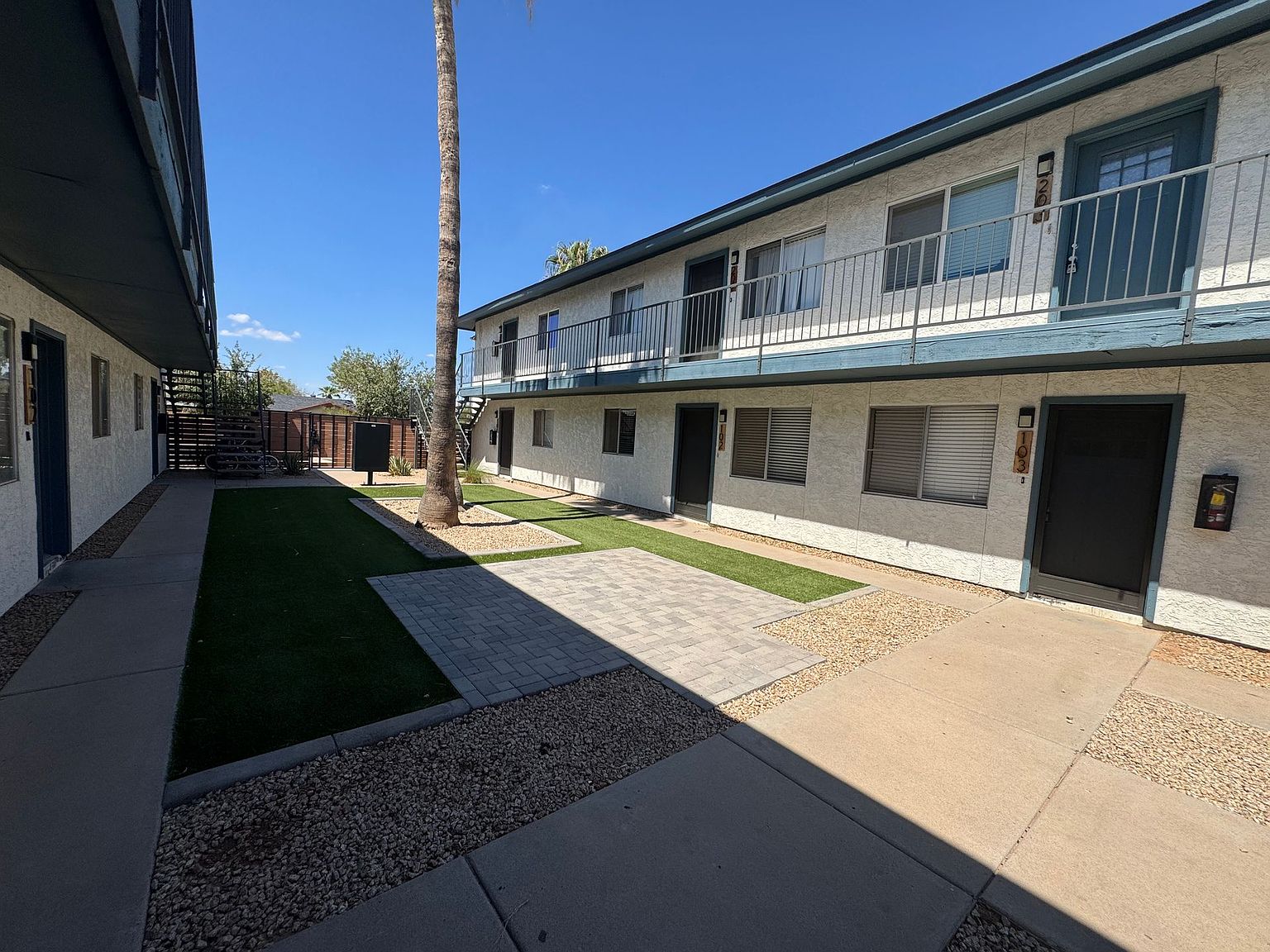 2 beds  1.0 baths (850 sqft) photo 2
