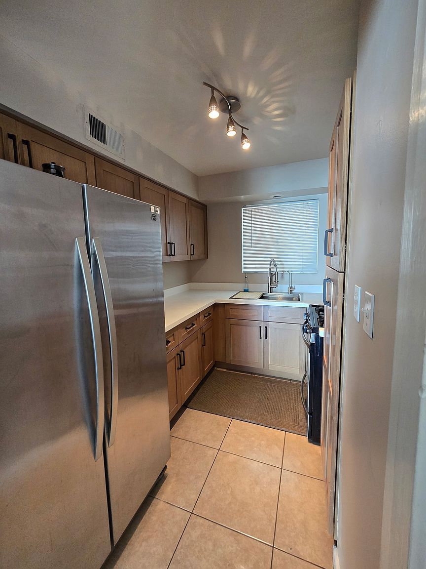 1136 W Monterosa St photo 2