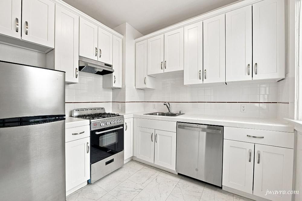 1588 Sacramento St photo 2
