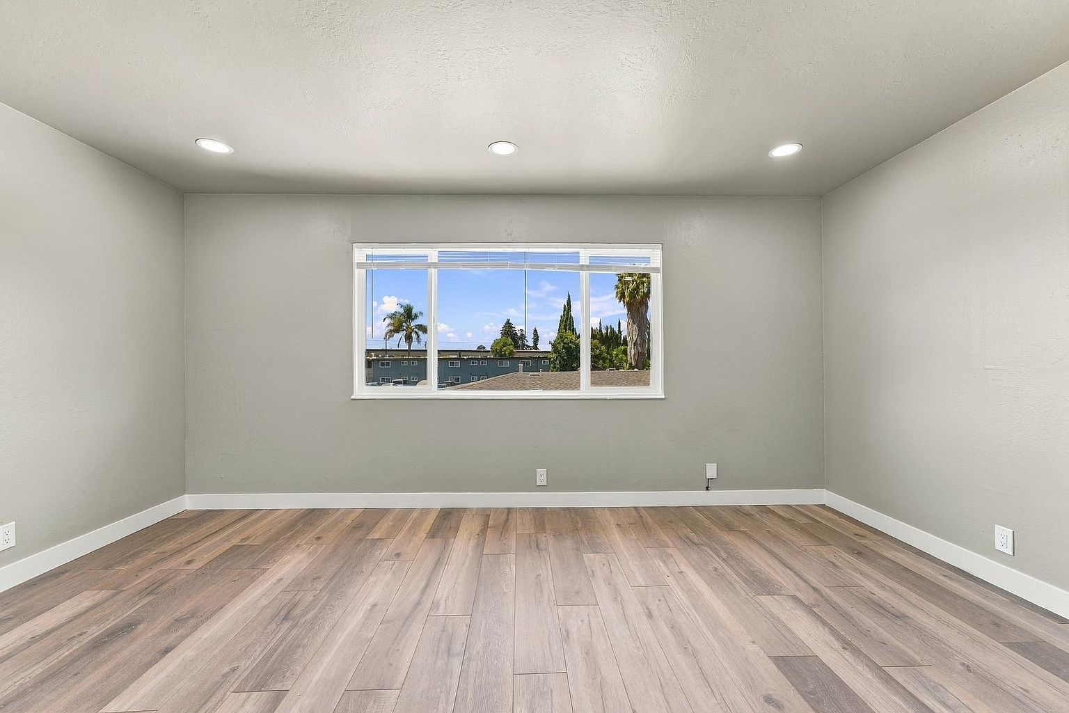 821 Blossom Way photo 2