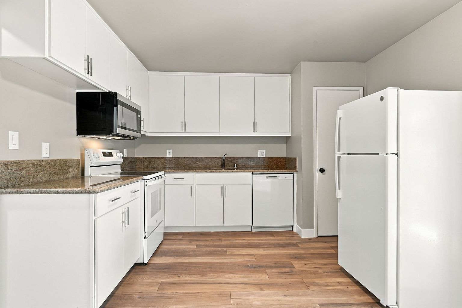 821 Blossom Way photo 4
