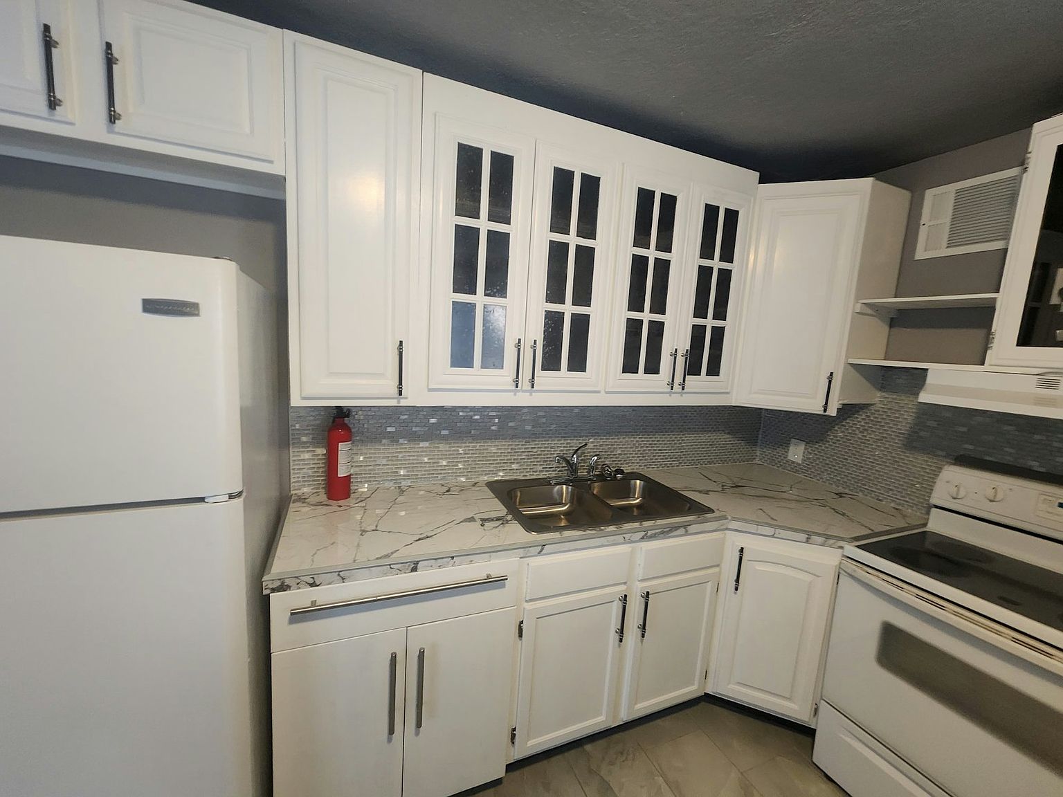 Thunderbird Apartments photo 5