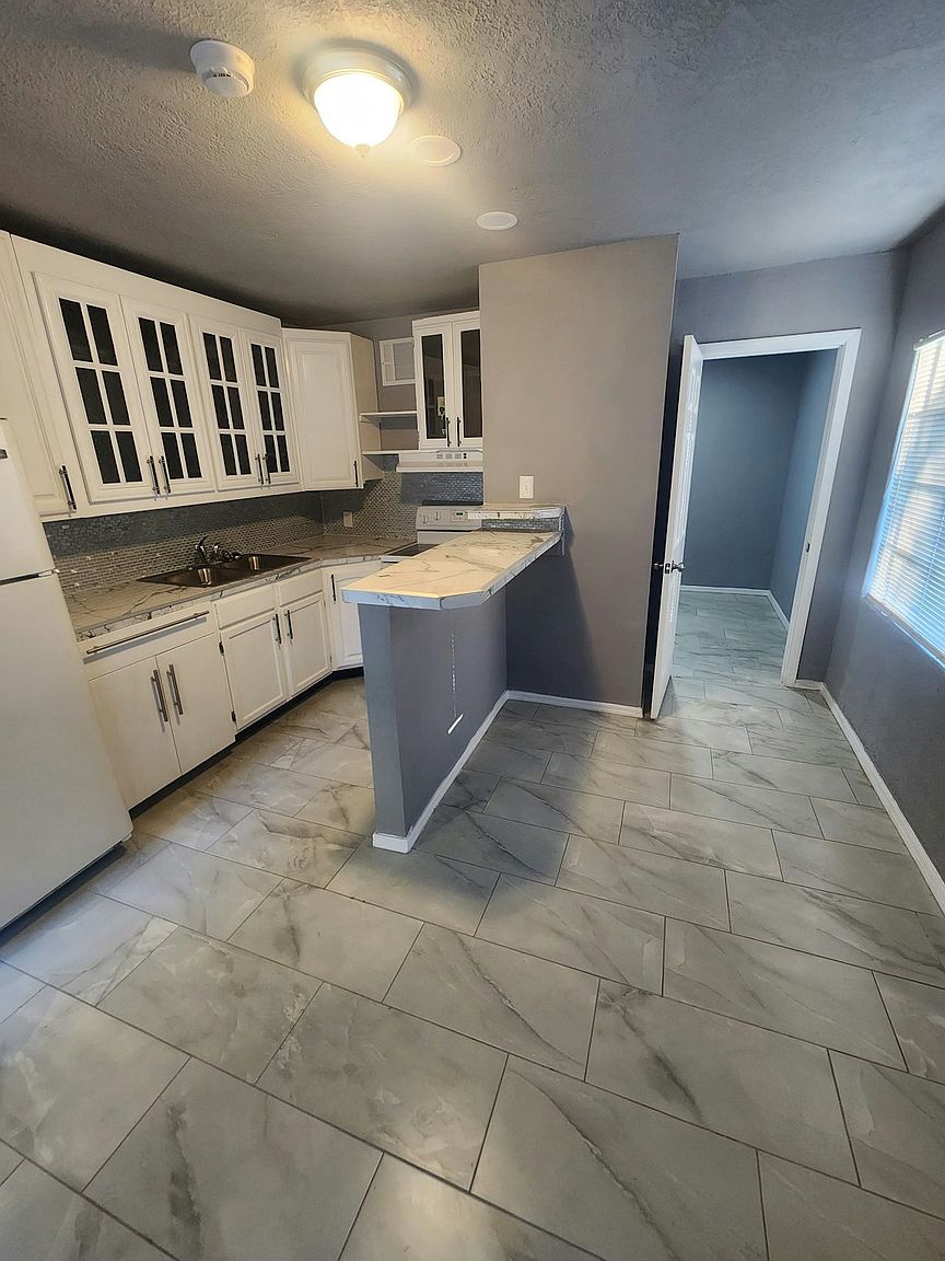 Thunderbird Apartments photo 3