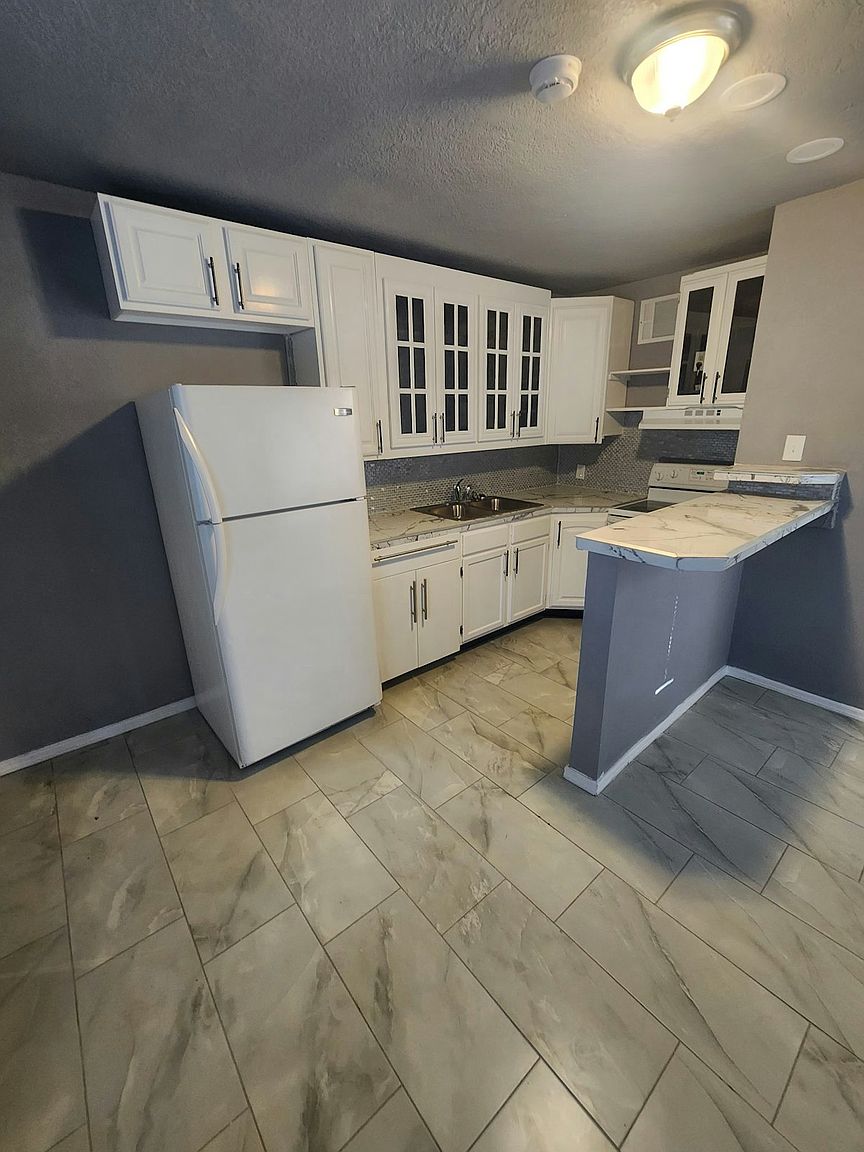 Thunderbird Apartments photo 4