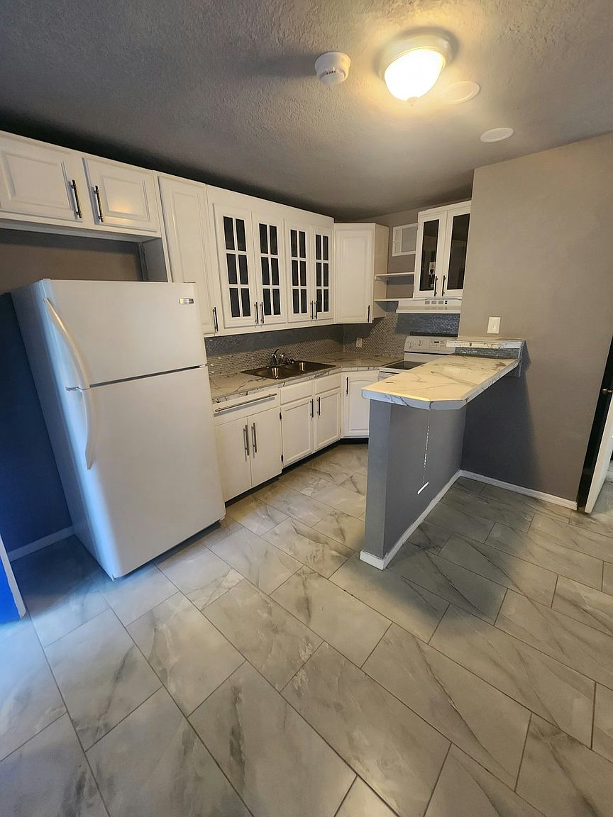 Thunderbird Apartments photo 2