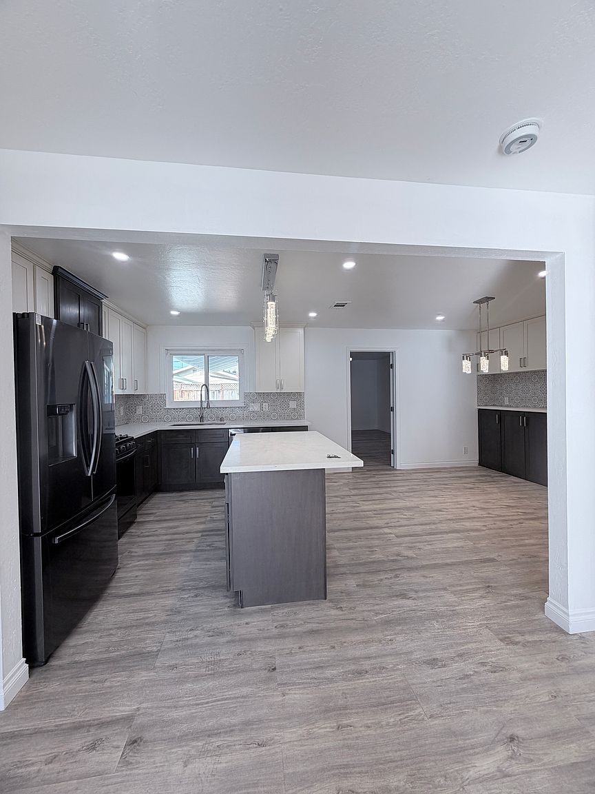 3034 Rossmore Way photo 2