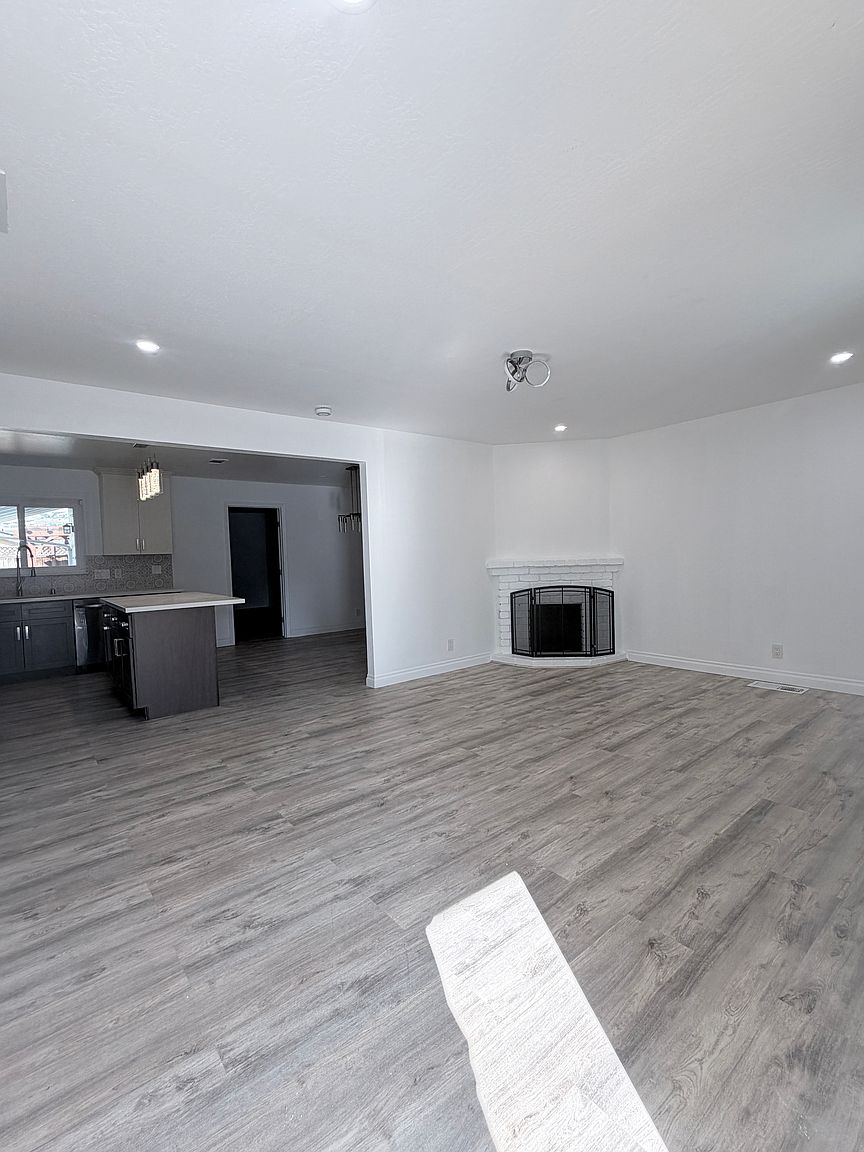 3034 Rossmore Way photo 5