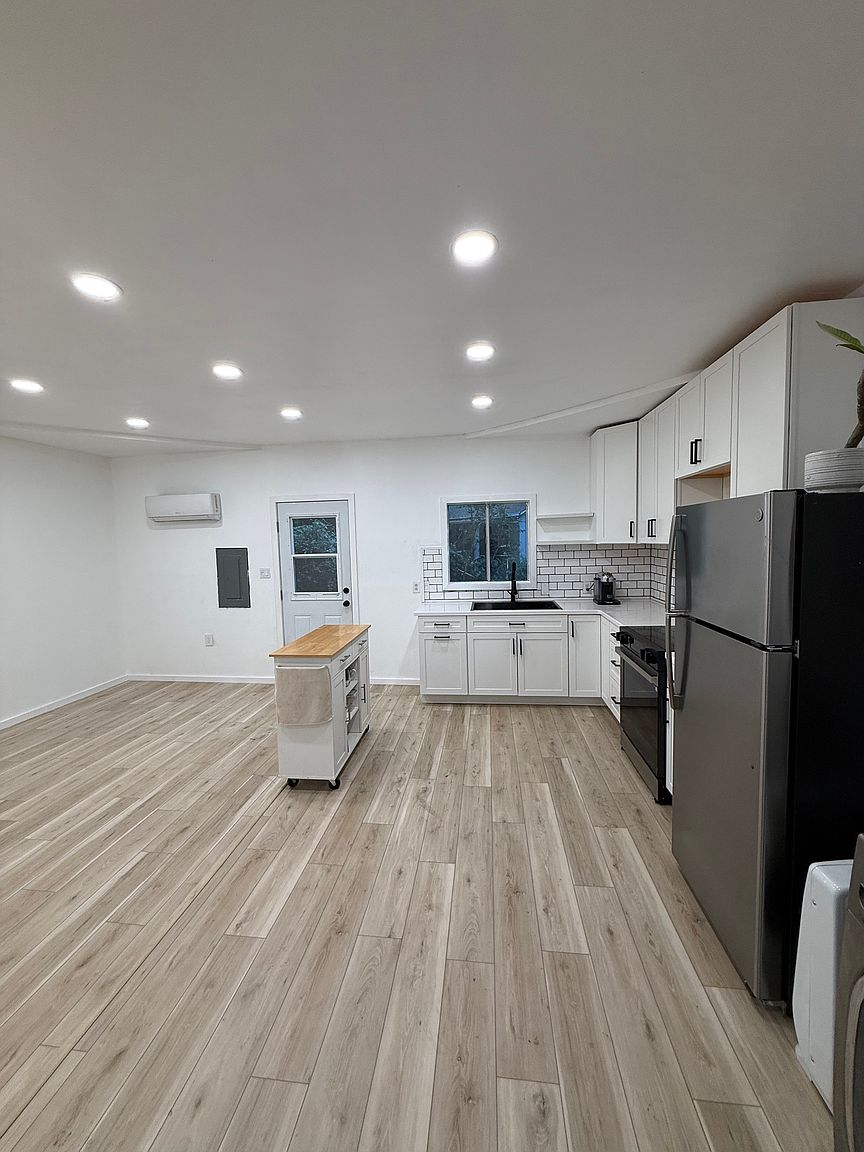 635 Primavera Rd photo 2