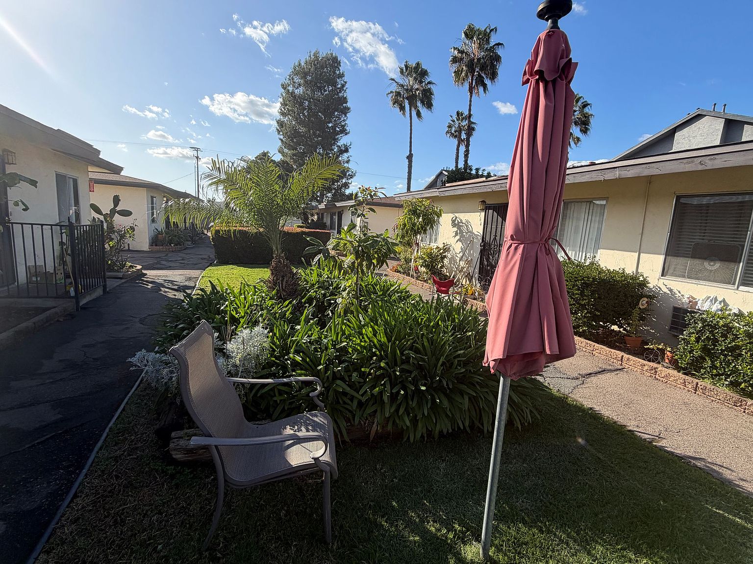2 beds  1.0 baths (850 sqft) photo 3