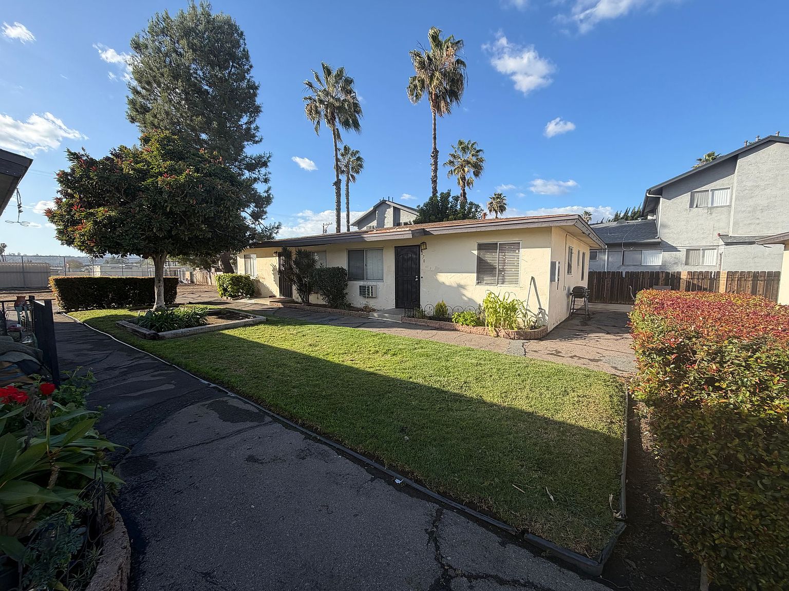 2 beds  1.0 baths (850 sqft) photo 2