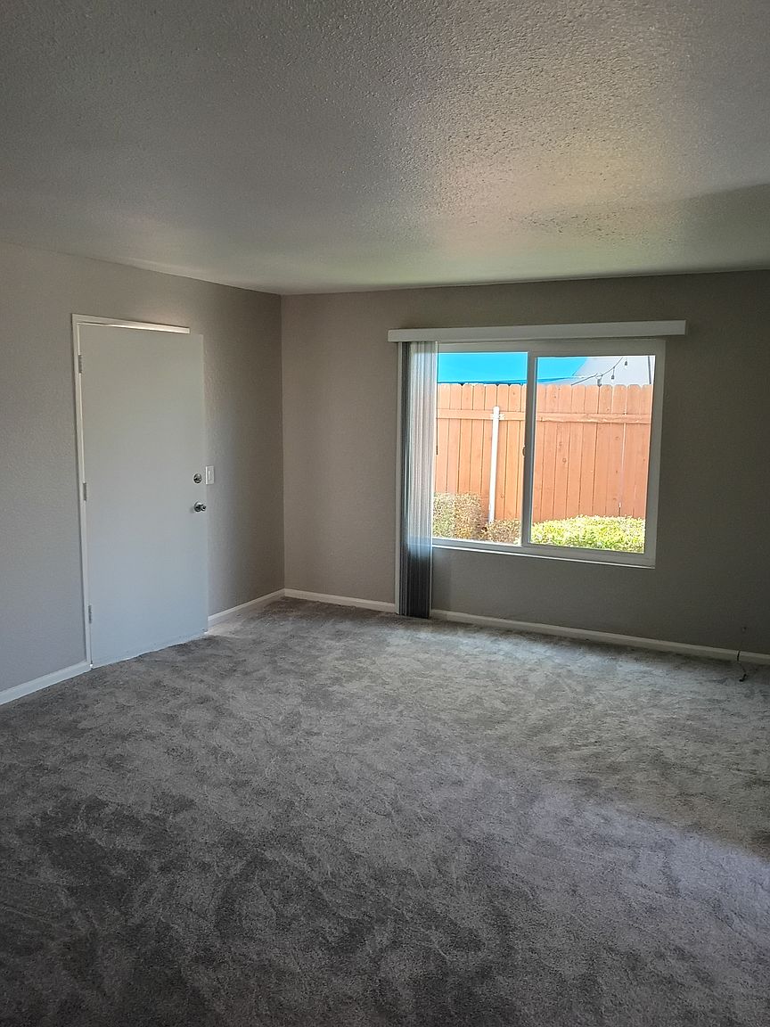 4447 Marlborough Ave photo 4