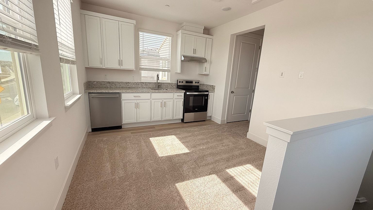 369 W Calabria Dr photo 4