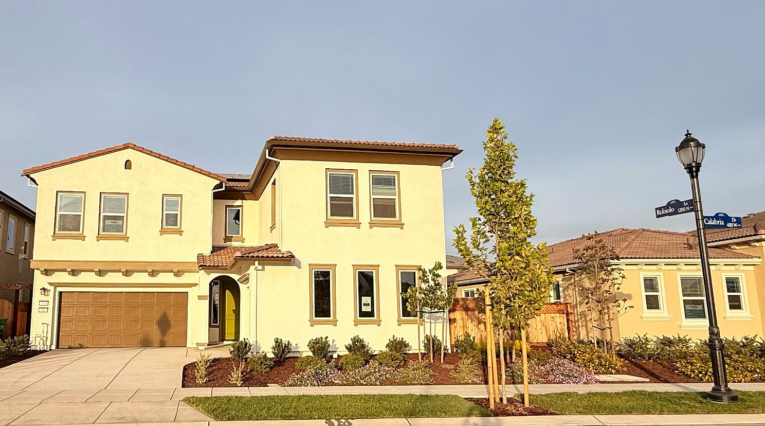 369 W Calabria Dr photo 2