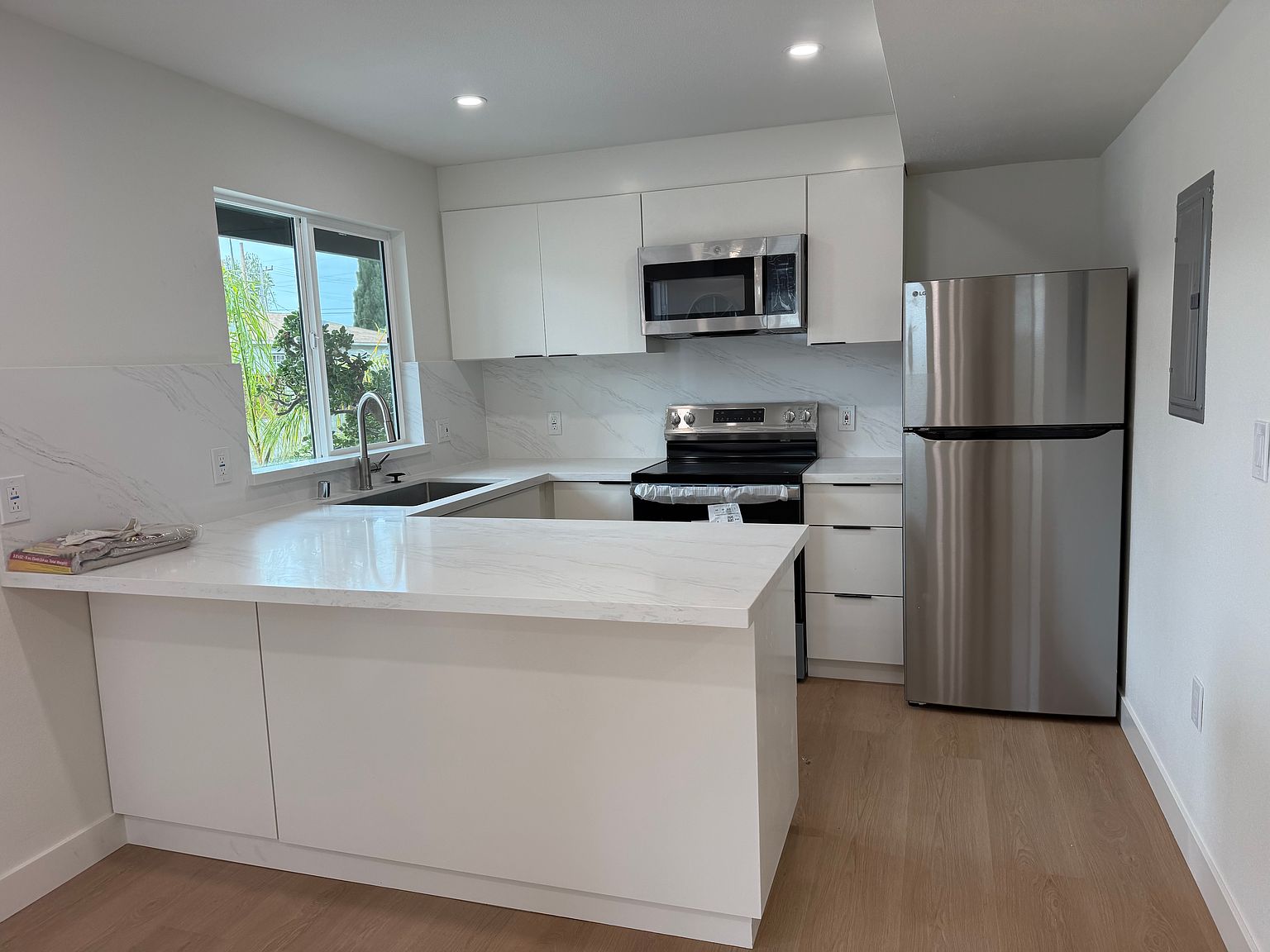 323 Smalley Ave photo 5