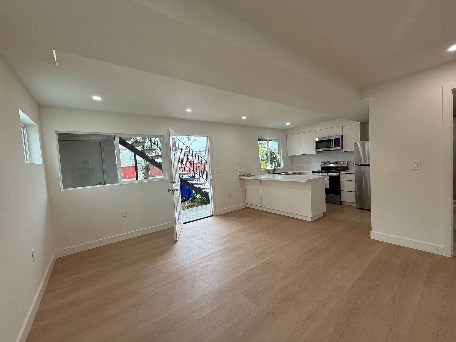 323 Smalley Ave photo 4