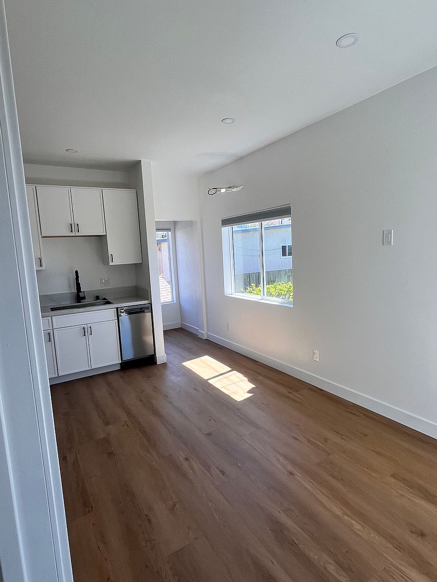 4527 Voltaire St photo 2
