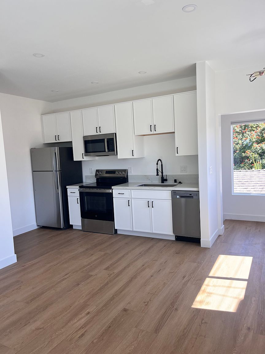 4527 Voltaire St photo 3