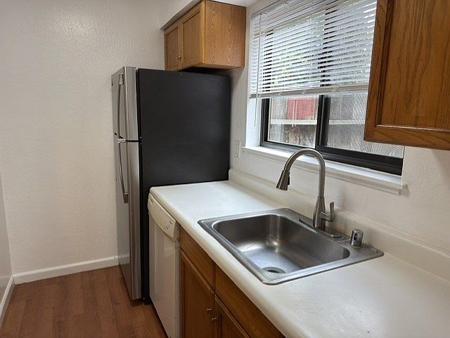 1126 4th St photo 3