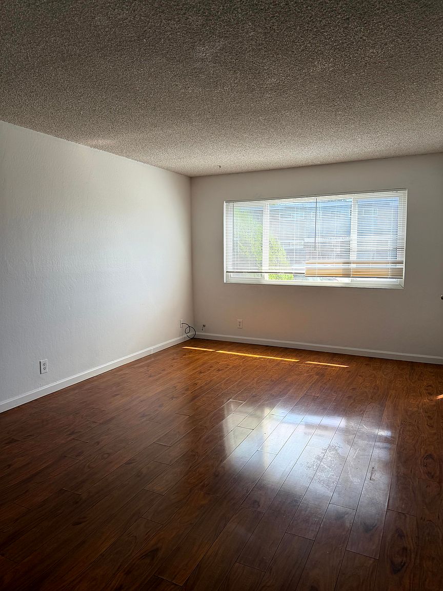 812 Orchard Ave photo 4