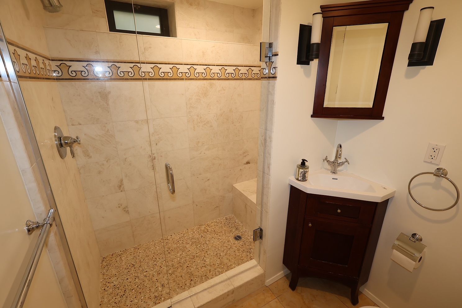 1528 Bluebird Ln photo 3