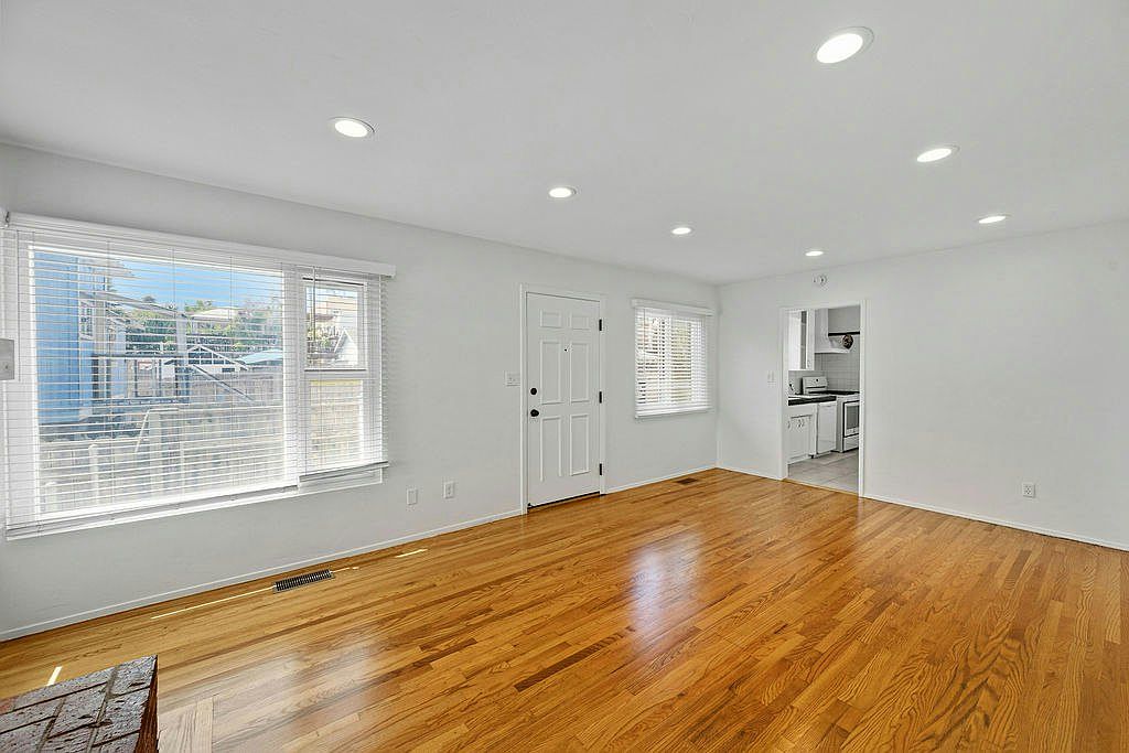 2247 Bolinas St photo 5