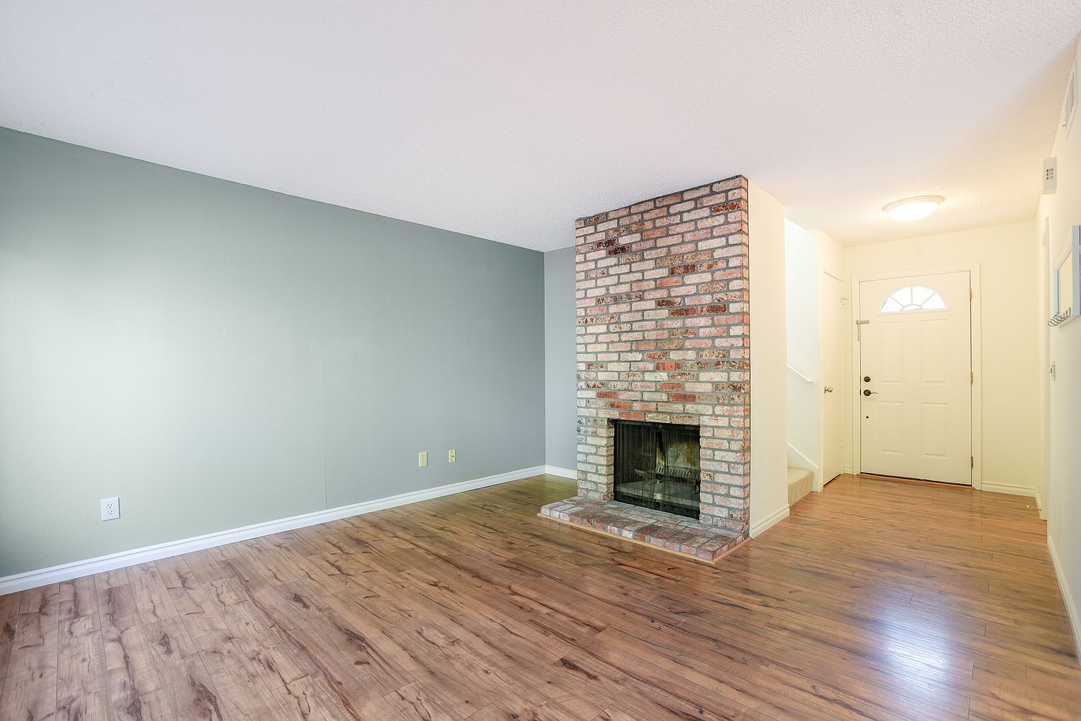 901 Sycamore Dr photo 5