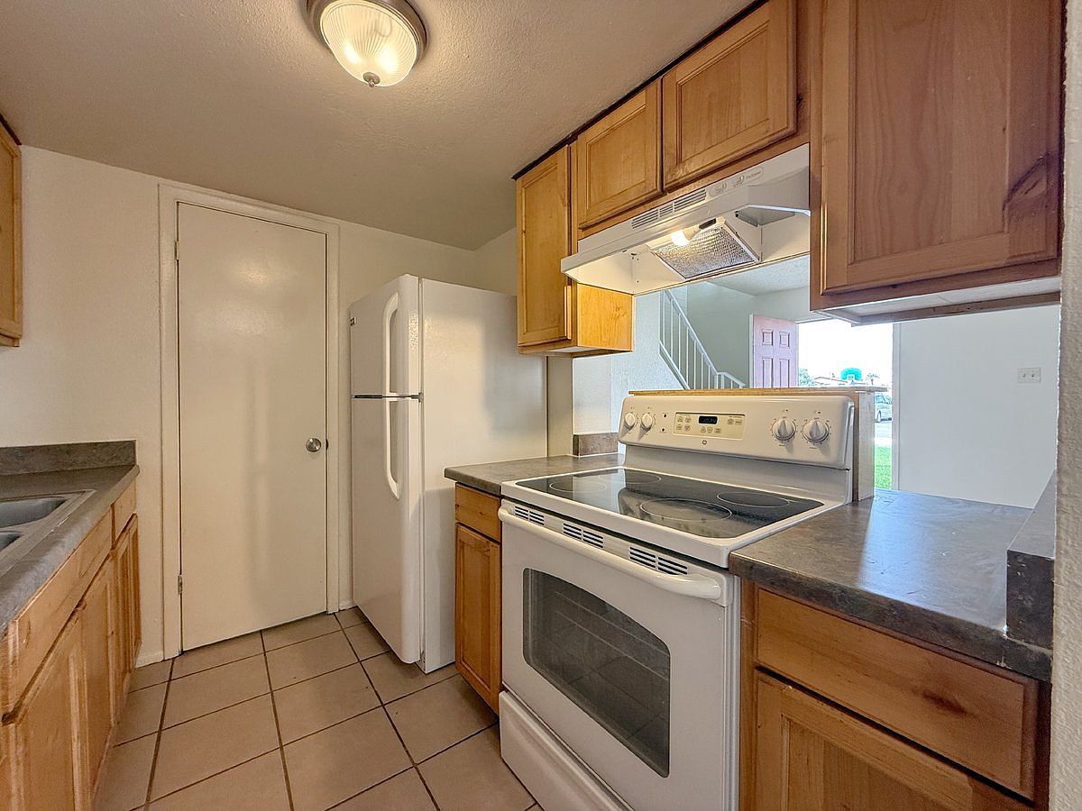 5039 N 39th Dr photo 3