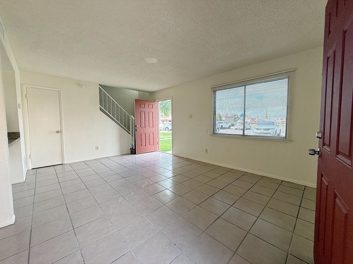 5039 N 39th Dr photo 5