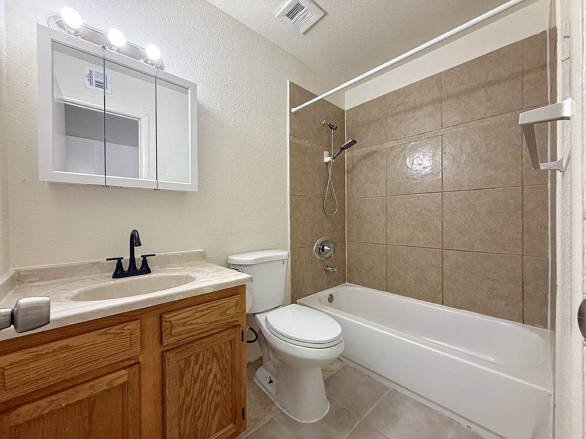 5039 N 39th Dr photo 4