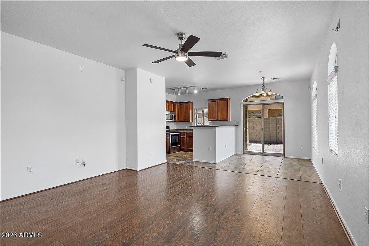 2402 E 5th St photo 4