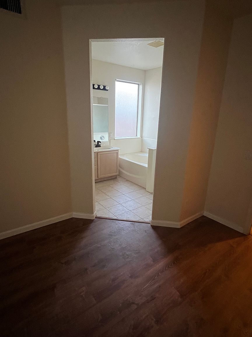 6605 W Lawrence Ln photo 5