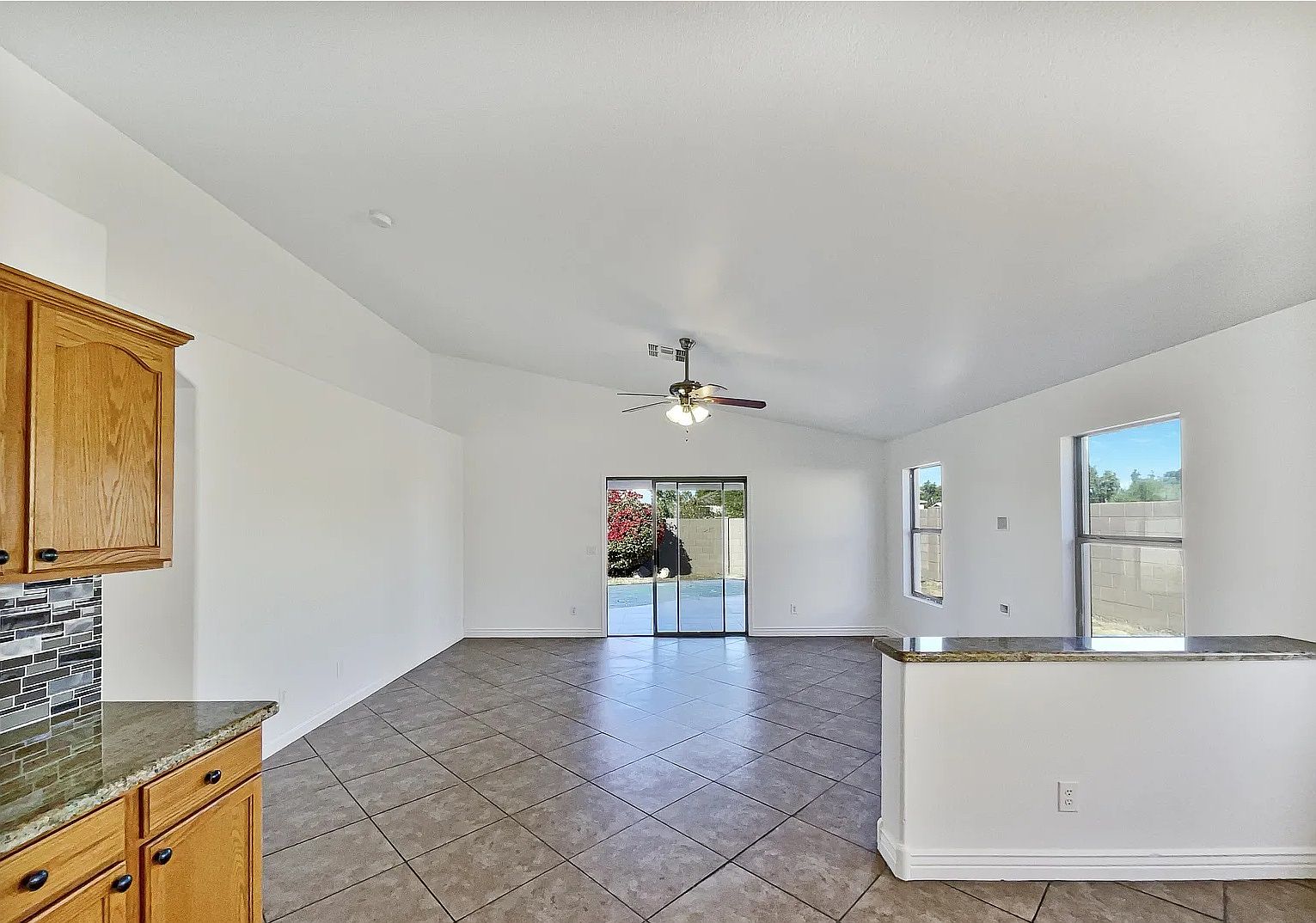 1708 E Francisco Dr photo 4