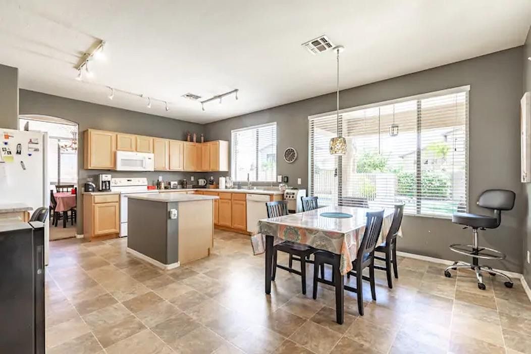 1423 E Elgin Pl photo 3
