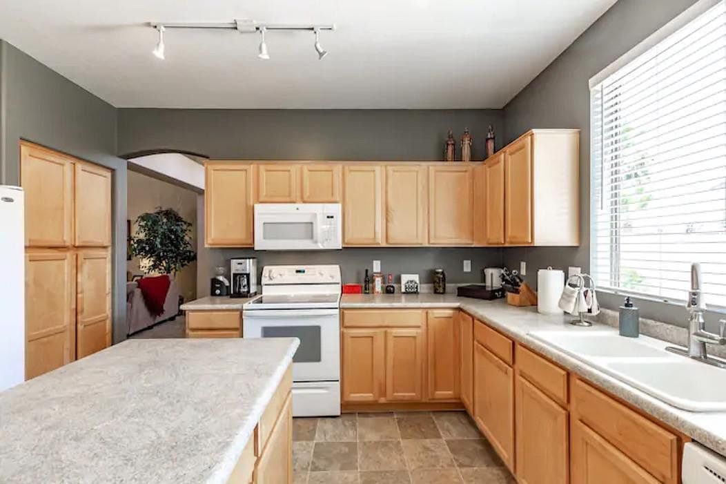 1423 E Elgin Pl photo 4