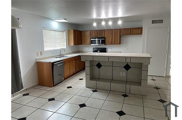 1506 E Irwin Ave photo 2