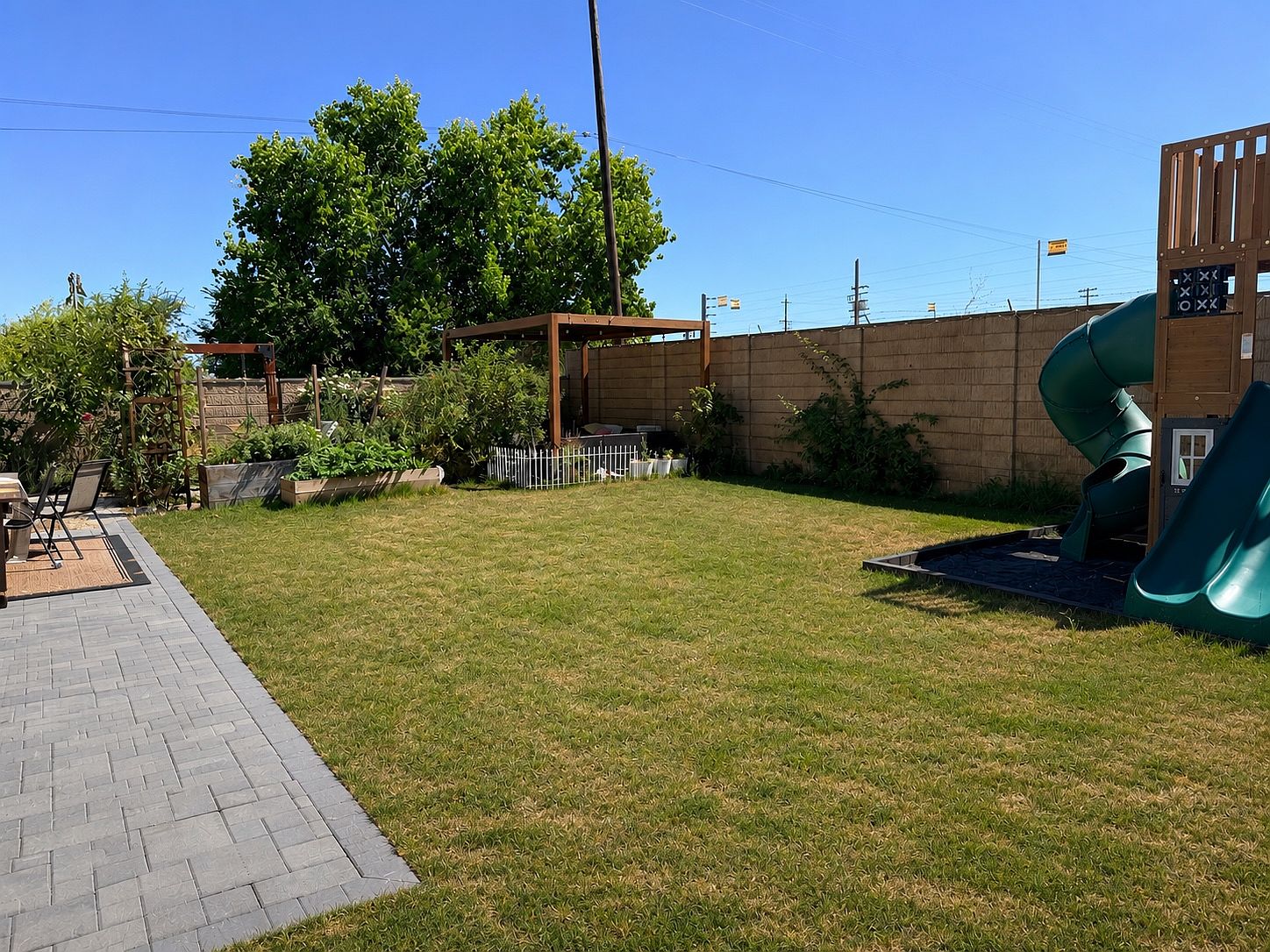 2022 Hedge Ave photo 4