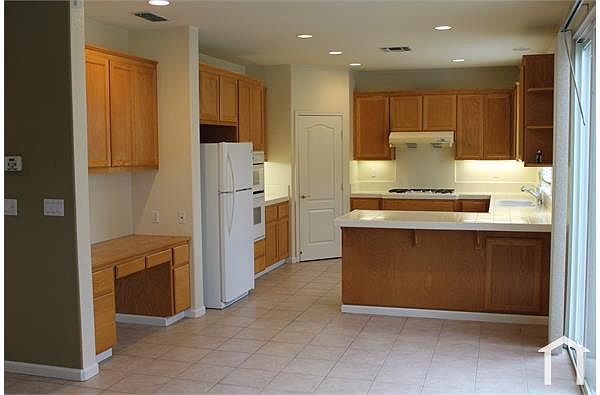 2085 Catalpa Way photo 4