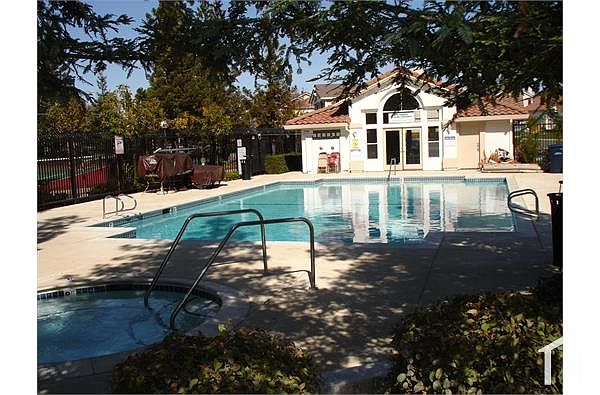 2085 Catalpa Way photo 3