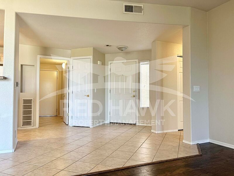 1335 E June St photo 4