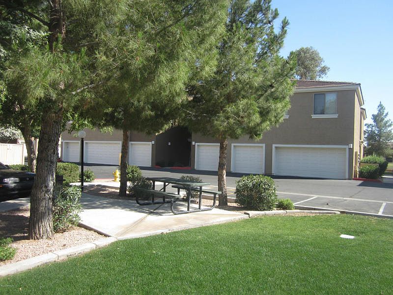 1335 E June St photo 4