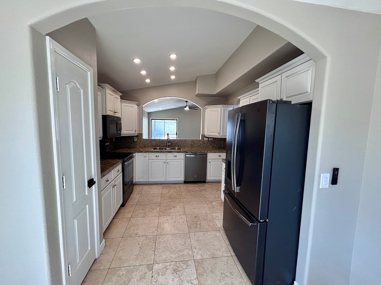 2424 E Morrow Dr photo 3