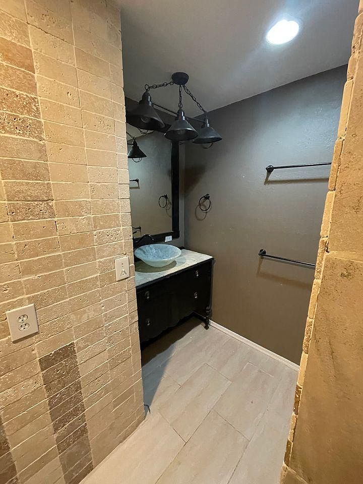 15809 W Maui Ln photo 2