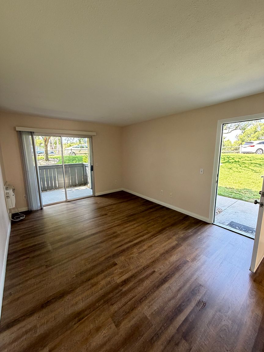 12722 Lakeshore Dr photo 3