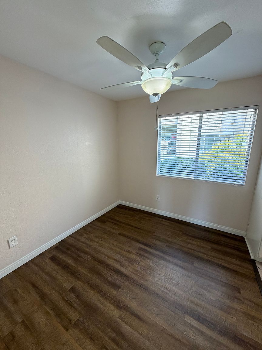 12722 Lakeshore Dr photo 4
