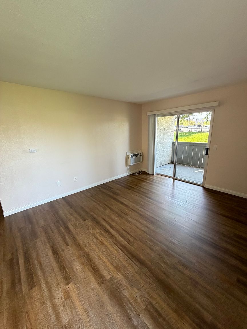 12722 Lakeshore Dr photo 2