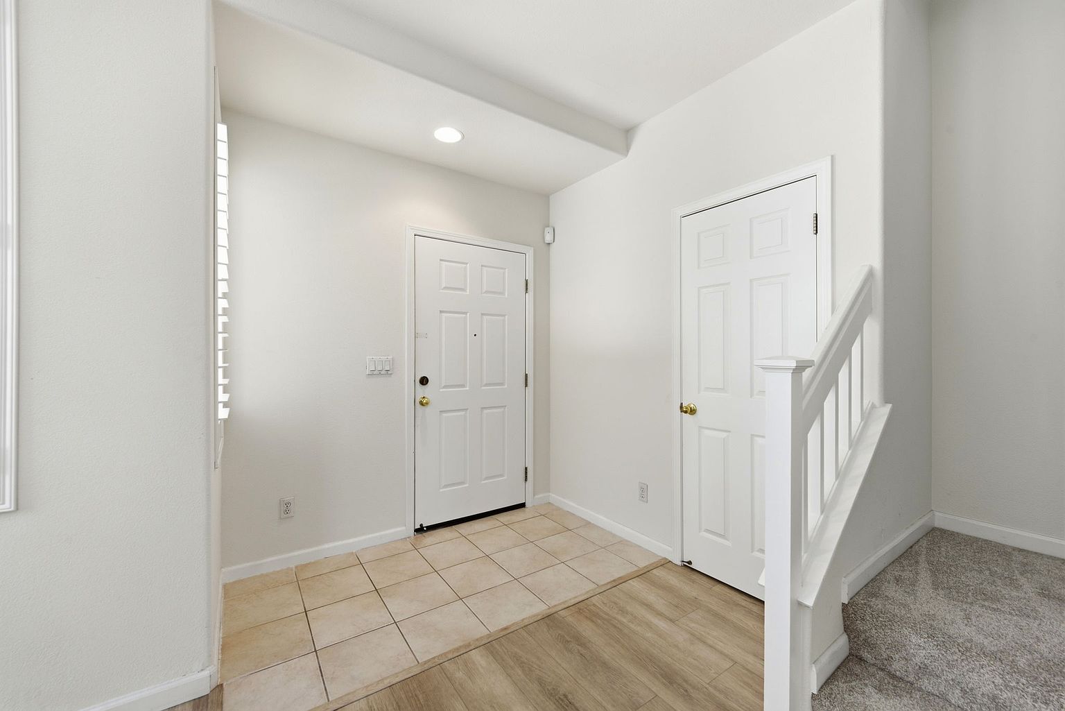 552 Stonehaven Ct photo 2