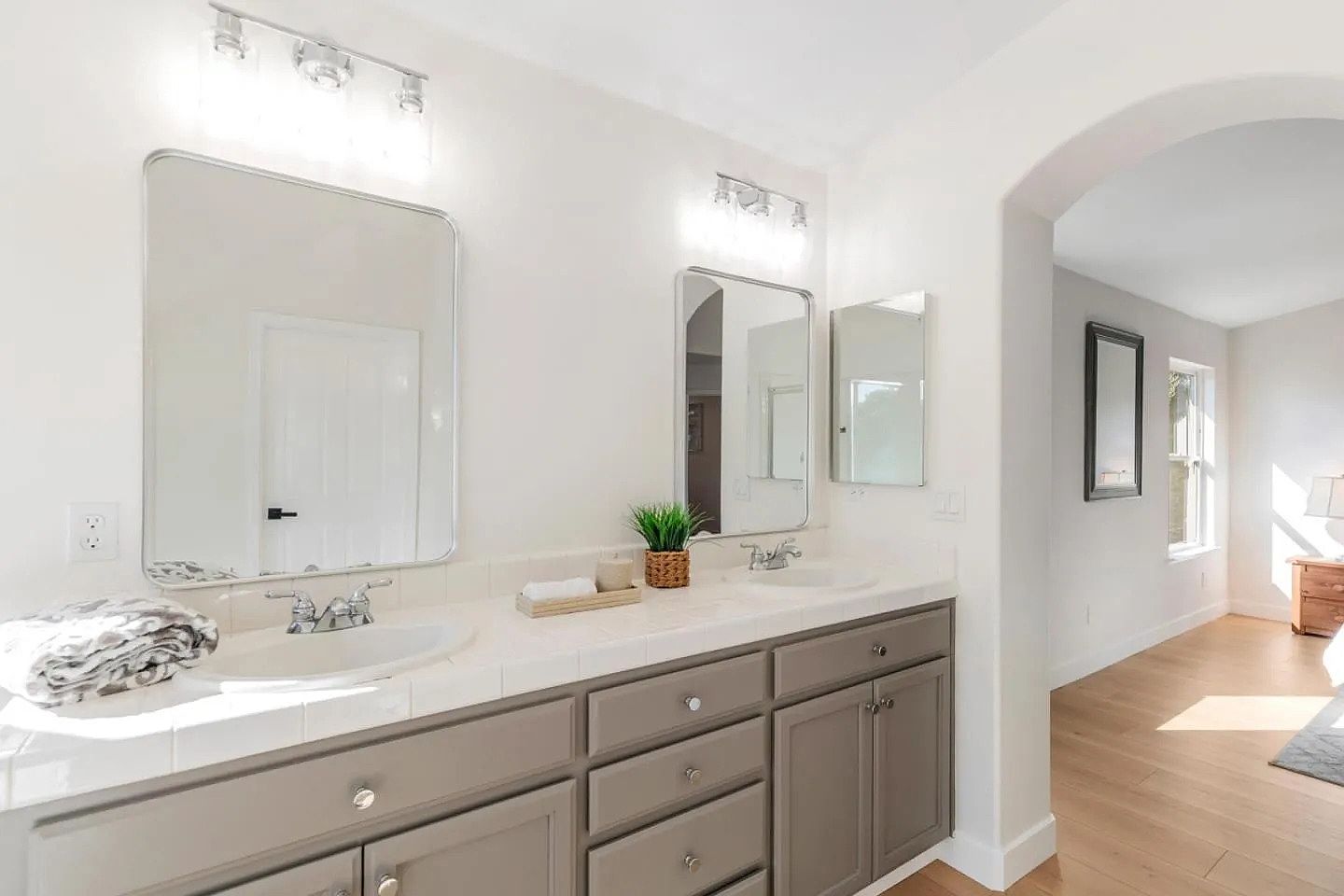 376 Olive St photo 2