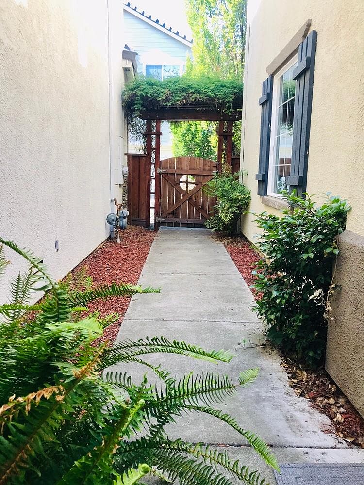 154 Crescent Plz photo 4
