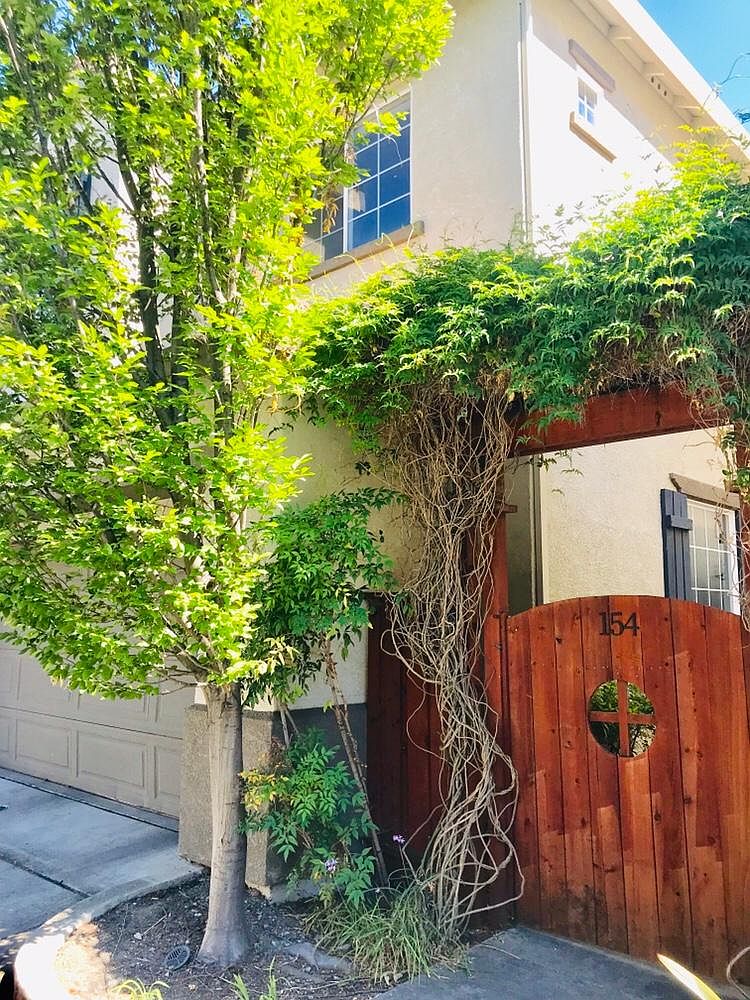 154 Crescent Plz photo 3